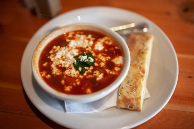 Keçi peyniri ve düz ekmek sopa ile domates çorbası.