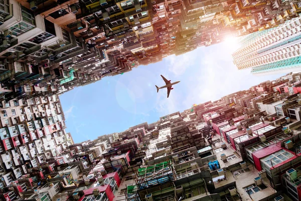 Letadlo Letící Dramaticky Režii Hong Kongu Staré Hustě Rezidenční Bydlení — Stock fotografie