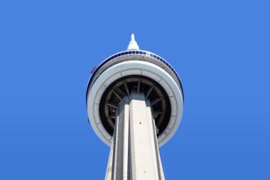 Toronto, Kanada - 29 Ağustos 2012: Cn Kulesi, üst gösteren tanımlanamayan ziyaretçiler ana Pod Edgewalk bilinen popüler cazibe bir parçası olarak dış çıkıntıya yürüyüş.