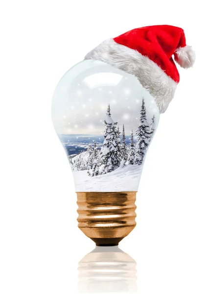 雪グローブ電球クリスマス冬シーン コピー スペースとサンタ帽子をかぶっています 輝くクリスマス シーズンと明るい新年 — ストック写真