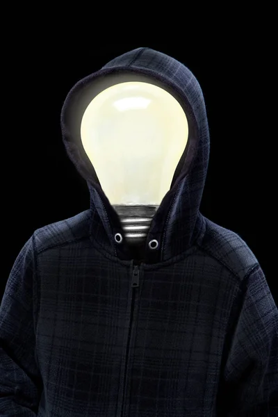 神秘的人戴着头套在剪影与一个灯泡在他的头上隔离在黑色背景 创造力 聪明的想法 智慧的概念 — 图库照片
