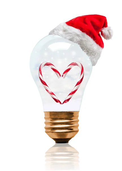 雪球灯泡戴圣诞老人帽子与浪漫的心形状糖果甘蔗和复制空间 辉煌的圣诞季节和明亮的新年 — 图库照片