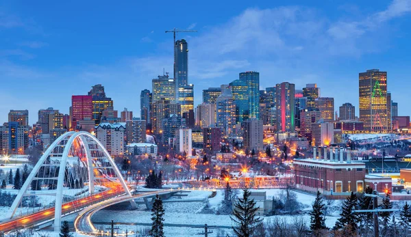 Edmonton downtown kış manzarası sadece donmuş, karla kaplı Saskatchewan Nehri Walterdale köprü gösterilen ve gökdelenler çevreleyen mavi saatte güneş battıktan sonra. Edmonton Alberta, Kanada başkentidir.