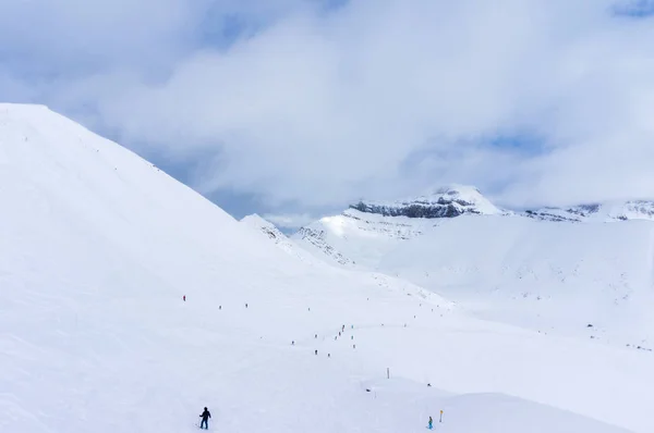 Sciatori Snowboarder Non Identificabili Distanza Scendendo Pendio Montagna Lake Louise — Foto Stock