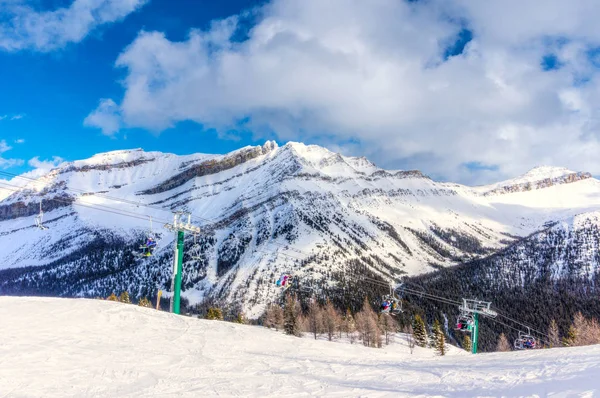 Unidentifiable Skiers Snowboarders Chairlift Going Ski Slope Snowy Mountain Range — Stock Photo, Image