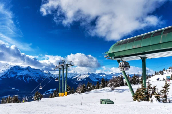 Lake Louise Canada Feb 2015 Skiers Ride Gondola Lift Top — Stock Photo, Image