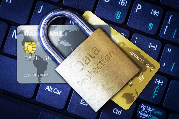 Cadeado Dourado Cima Cartões Crédito Débito Teclado Computador Conceito Segurança — Fotografia de Stock