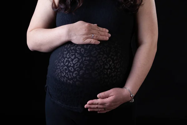 Unga Asiatiska Gravid Mor Med Händer Som Håller Sin Bebis — Stockfoto