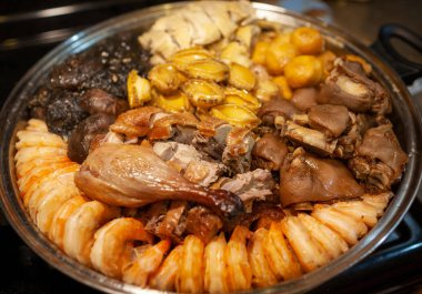 Poon Choi, kelimenin tam anlamıyla büyük kase bayram, havza mutfağı veya Çince güveç tercüme olarak bilinen geleneksel Çin yeni yılı mutfağı. Hong Kong ve Güney Çin kökenli, Kanton bu yemek büyük ahşap, porselen veya metal havzalarında servis edilir ve