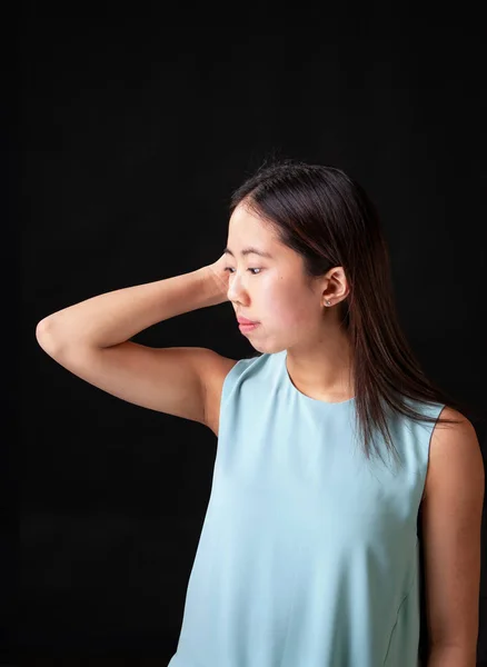 Mooie Jonge Aziatische Vrouwelijke Tiener Model Poseren Studio Zwarte Achtergrond — Stockfoto