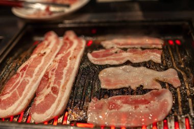 Korece tarzı barbekü sıcak soba plaka üzerinde sulu Marine çiğ domuz yağı etli.