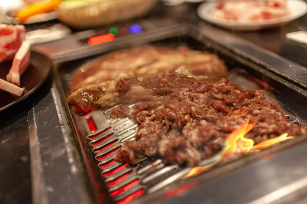 쇠고기와 화재와 요리에서 뜨거운 격판덮개에 갈비뼈와 — 스톡 사진