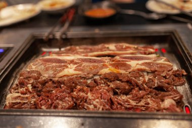 Sulu çiğ et ve kısa Hadveli sıcak soba plaka ızgara ile Korece tarzı Barbekü.