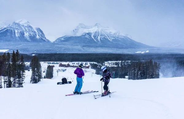 Yokuş aşağı, Lake Louise Banff Ulusal Parkı'nda Kayak Alp — Stok fotoğraf