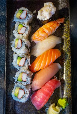 California Roll ile lezzetli Nigiri suşi Üstten Görünüm