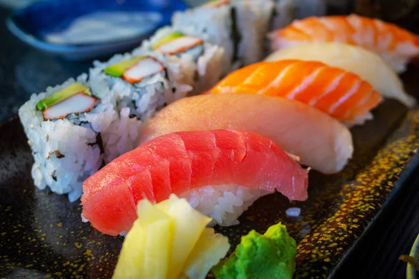 Varietà di deliziosi Nigiri Sushi Bento con California Roll — Foto Stock