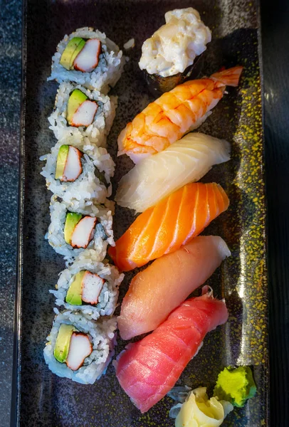 Vista dall'alto del delizioso sushi Nigiri con California Roll — Foto Stock