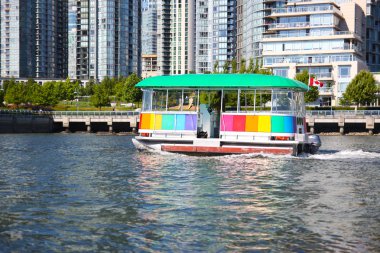 Vancouver şehir merkezinde yanlış dere üzerinde Aquabus veya su taksi