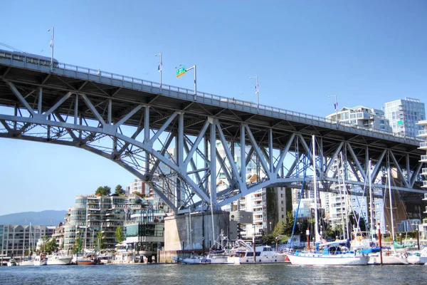 Båtar passera under Burrard Bridge på False Creek i Vancouver — Stockfoto