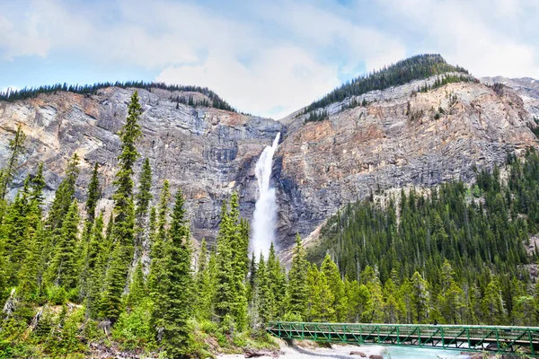 Takakkaw Yoho nemzeti parkban esik, British Columbia, Kanada — Stock Fotó