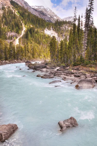 Νερό των πάγων που ρέει από τους καταρράκτες των Καναδών σε Καναδικά Βραχώδη Όρη — Φωτογραφία Αρχείου