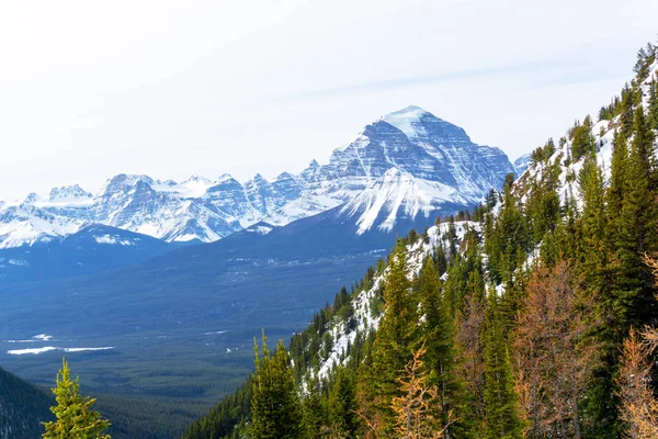 Paisaje montañoso de las rocas canadienses en el lago Louise cerca de Banff — Foto de Stock