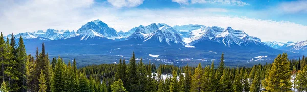 Atemberaubende Aussicht auf kanadische Rockies am Lake Louise in der Nähe von Banff, al — Stockfoto