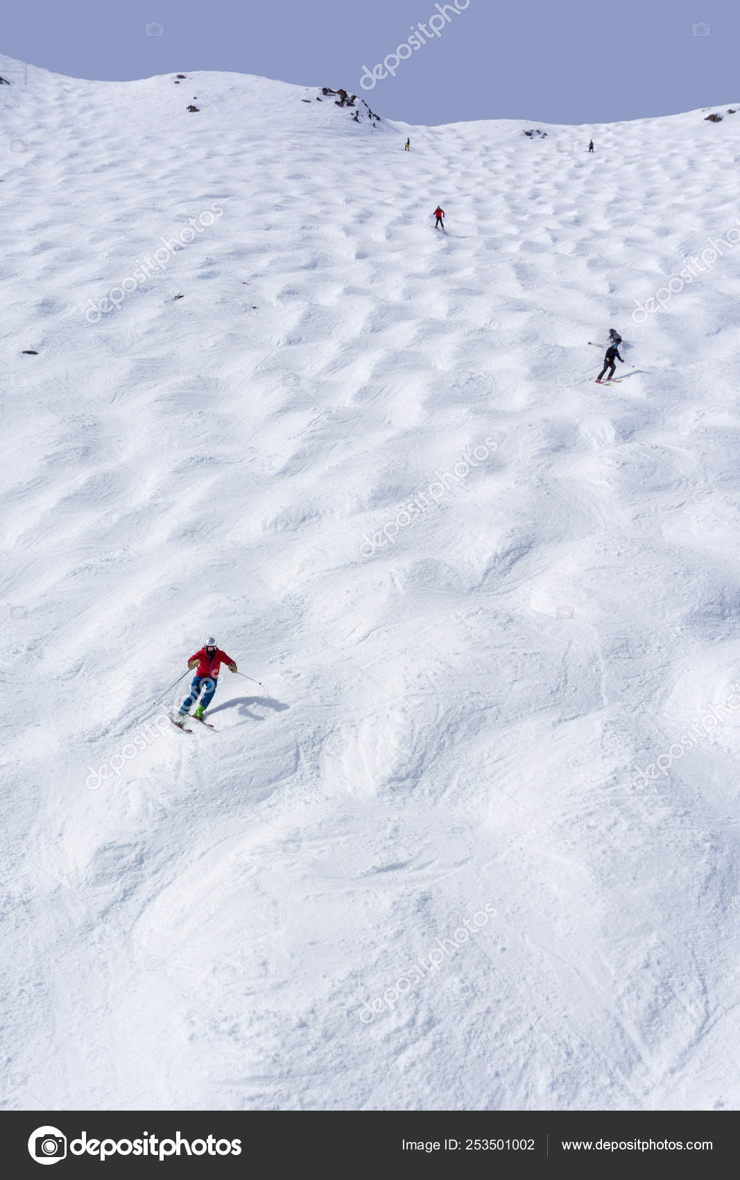 Pista de esquí de magnate en el lago Louise en las Montañas Rocosas  canadienses — Foto de stock #253501002 © ronniechua, image size:1067x1700