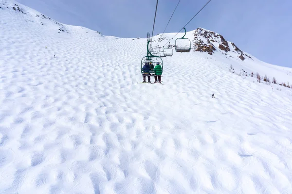 Skiers on Chairlift Up a Ski Slope in the Canadian Rockies — Stock Photo, Image