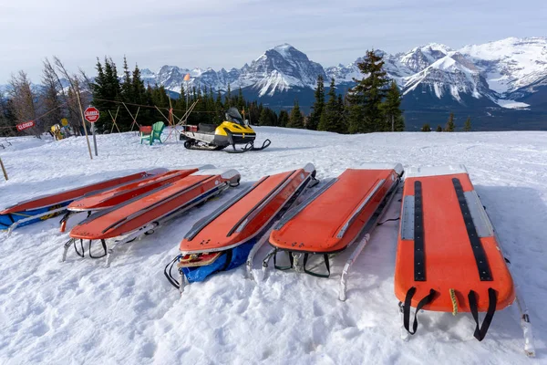 Toboggans de resgate de patrulha de esqui na neve no resort de esqui de montanha — Fotografia de Stock