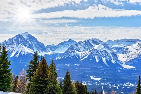 Parlak güneş bitti Lake Louise Banff N yakınındaki, Kanada Rocky Dağları — Stok fotoğraf