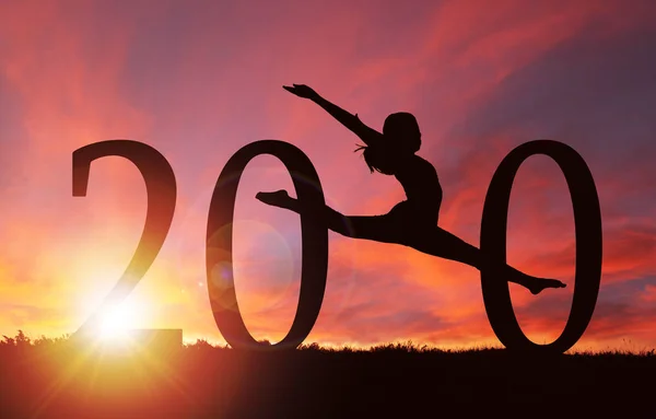 2020 Nieuwjaar silhouet van meisje dansen bij Golden Sunrise — Stockfoto