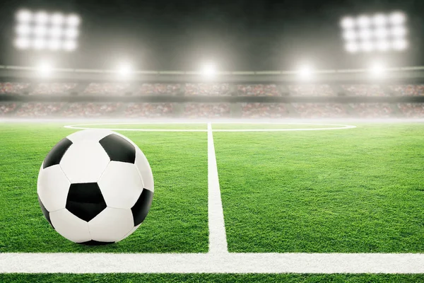 Piłka nożna na boisku z oświetleniem stadionu i przestrzeni kopiowania — Zdjęcie stockowe
