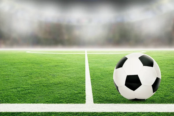 Piłka nożna na boisku z oświetleniem stadionu i przestrzeni kopiowania — Zdjęcie stockowe