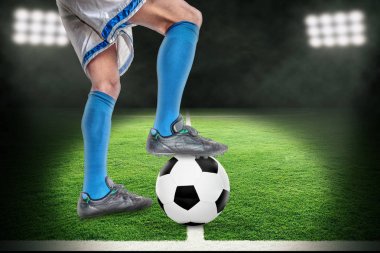 Spotlight Futbol Oyuncu Açık Sta Futbol Üzerinde Ayakta