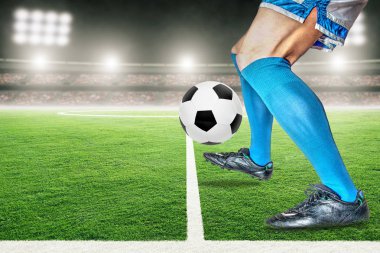 Futbol Oyuncusu Top Sürme veya Açık Stadyumda Futbol Çekim 