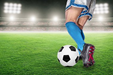 Futbol Oyuncusu Top Sürme veya Açık Stadyumda Futbol Çekim 