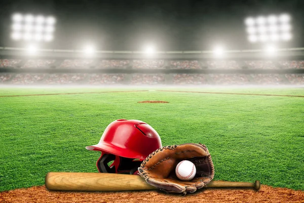Baseball nietoperz, kask, rękawice i piłka na boisku w plenerze Stadium Zdjęcia Stockowe bez tantiem