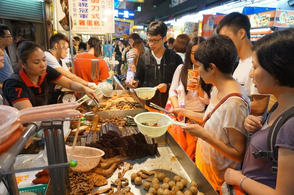 Tayvan içinde Taipei Shilin gece pazarı içinde Steet gıda — Stok fotoğraf