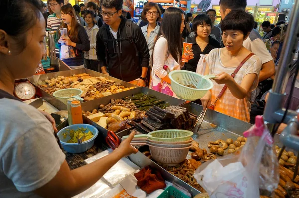 Steet Food in Taipei Shilin Night Market in Taiwan — Stock Photo, Image