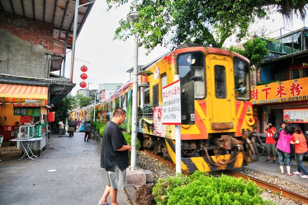 移動列車は、シフェン旧市街の中心部を通過します — ストック写真