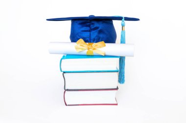 Beyaz Backgroun İzole Kitaplar Da Diploma ile Mezuniyet Cap