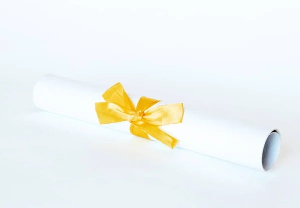 白い背景に金色のリボンを持つ証明書の卒業証書 — ストック写真