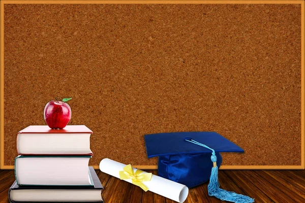 Концепция образования с выпускной шапкой, дипломами и книгами о пробке — стоковое фото