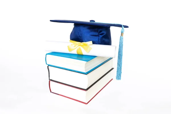 Čepice z promoce s diplomem na knihách izolované na bílém Backgrounu — Stock fotografie