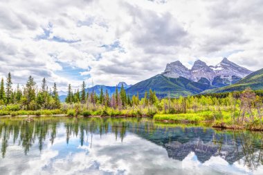Canmore Kanada Rockies Üç Sisters Dağ Zirveleri,