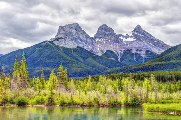 Three Sisters Mountain Peaks in the Canadian Rockies of Canmore, — Stock Photo, Image