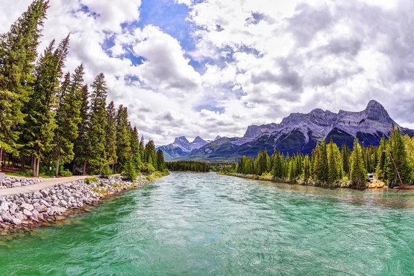 Bow River in the Town of Canmore on the Banff Range of the Canad — Stock Photo, Image