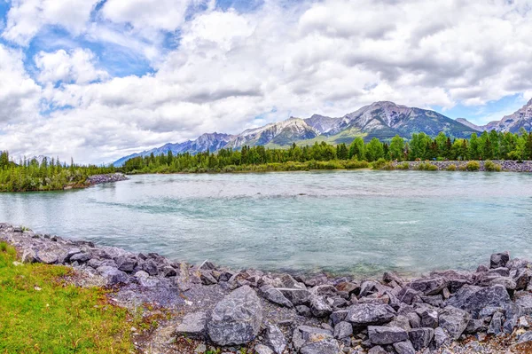 坎莫尔的弓河小径在加拿大落基山脉的阿尔伯塔 — 图库照片