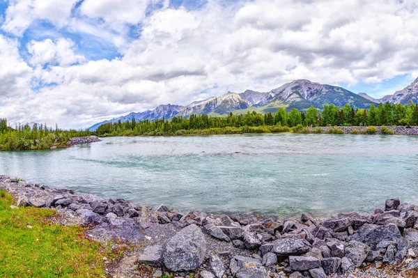 Szlak rzeki Canmore Bow w kanadyjskich Rockies w Albercie — Zdjęcie stockowe